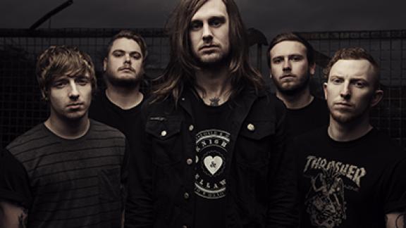 WHILE SHE SLEEPS se lance dans le crowd-funding et part en tournée