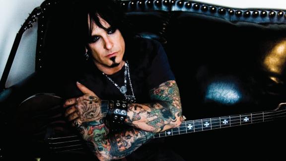 Nikki Sixx répond aux rumeurs autour de MOTLEY CRUE et fait une révélation personnelle