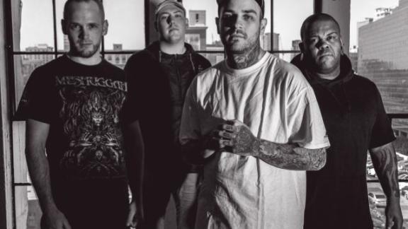 EMMURE dévoile 'Flag of the Beast'