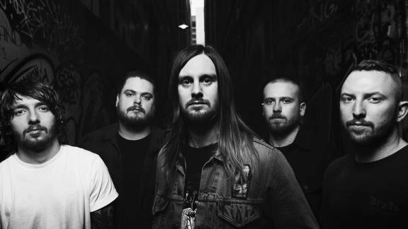 WHILE SHE SLEEPS et OLIVER SYKES en featuring