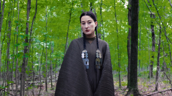 ZOLA JESUS reprend un chant ukrainien 